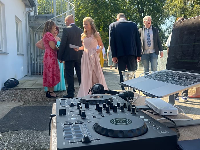 DJ-kontroller utomhus vid en fest